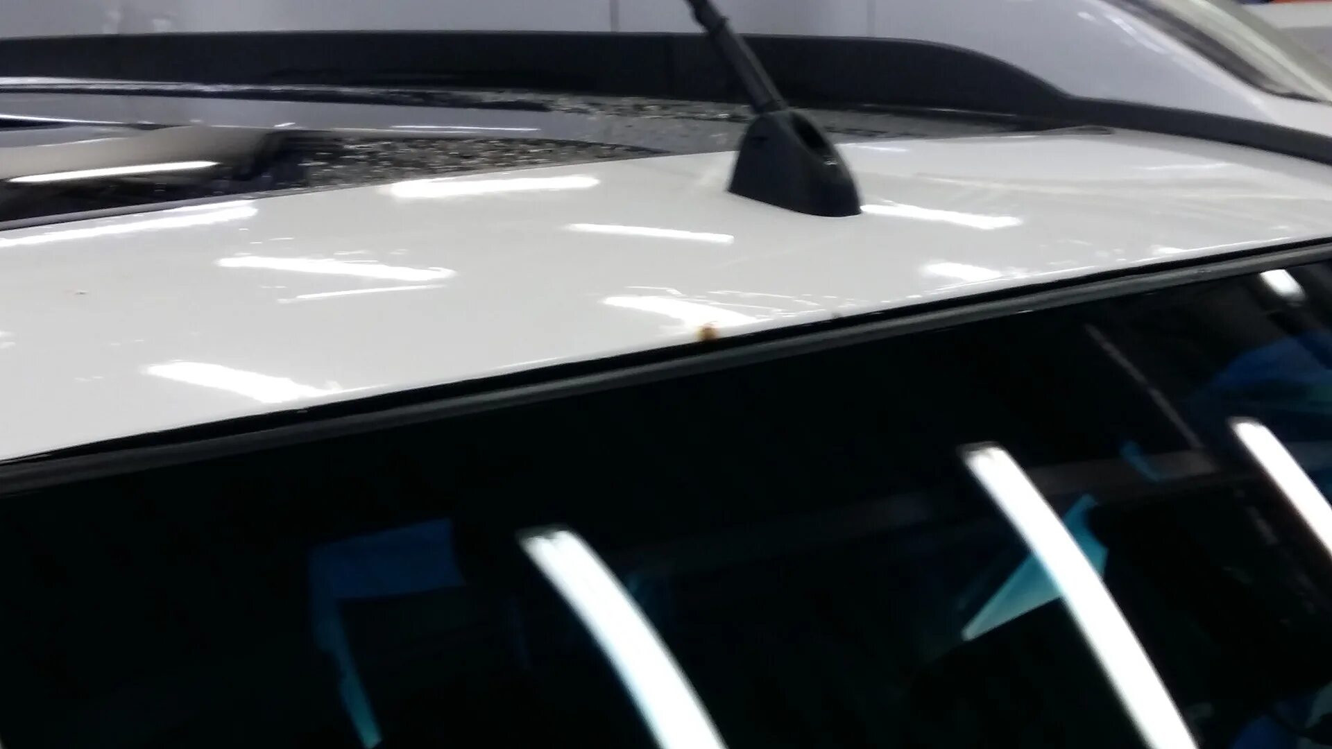 Лобовое стекло на Nissan x Trail t 31 2012 года. Молдинг лобового стекла Ниссан х-Трейл т31. Резинка на лобовое стекло Ниссан х-Трейл т31. Коррозия рамки лобового стекла Ниссан х-Трейл т31. Х трейл молдинг стекла ниссан