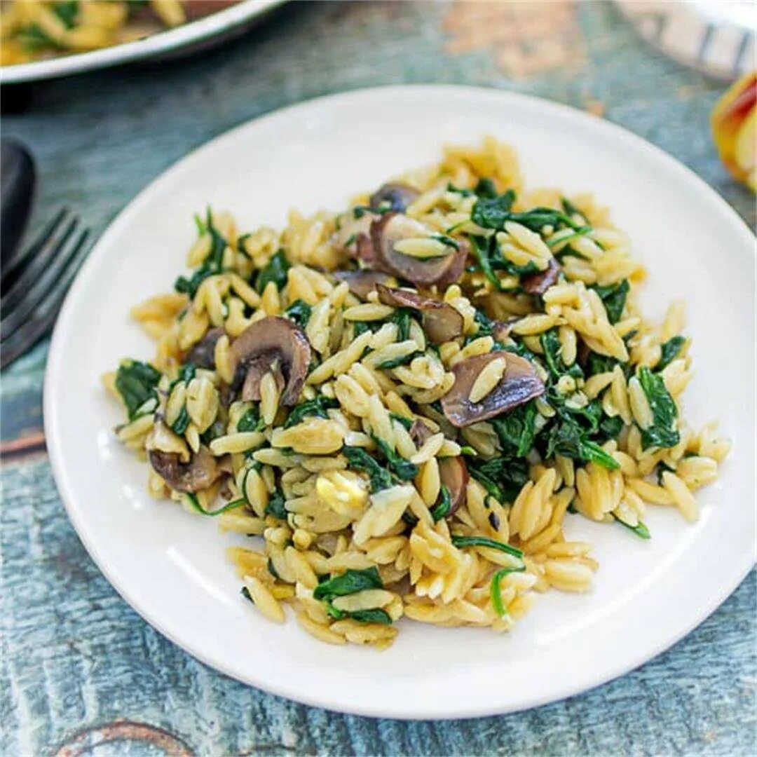 Орзо с грибами и курицей. Орзо с рапанами. паста орзо мистраль. шафрановое орзо. орзо трюфельное.