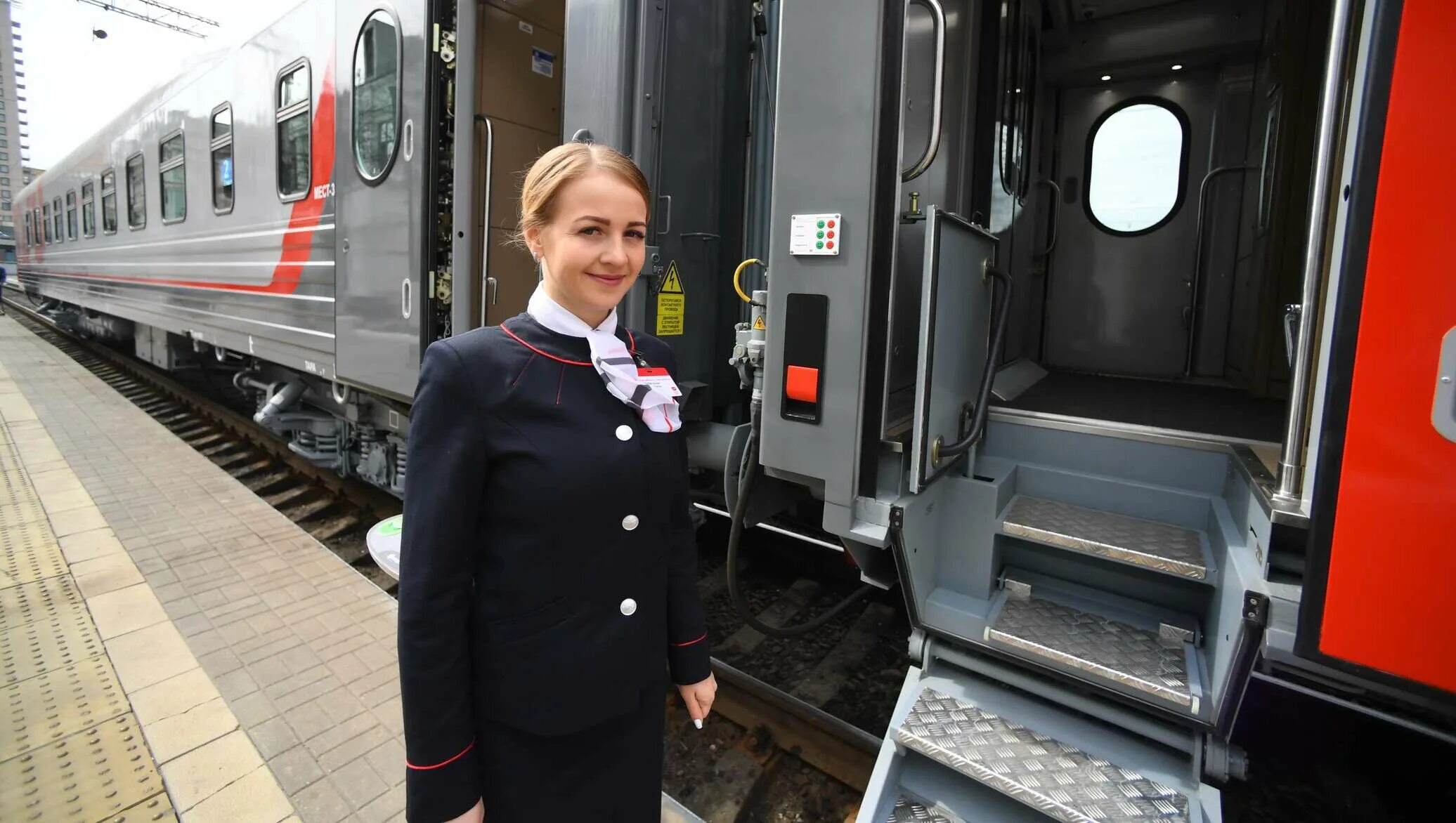 Проводник пассажирского вагона отзывы. ФПК вагон РЖД что это такое. Проводник РЖД. Проводник пассажирского вагона. Проводница пассажирского вагона.