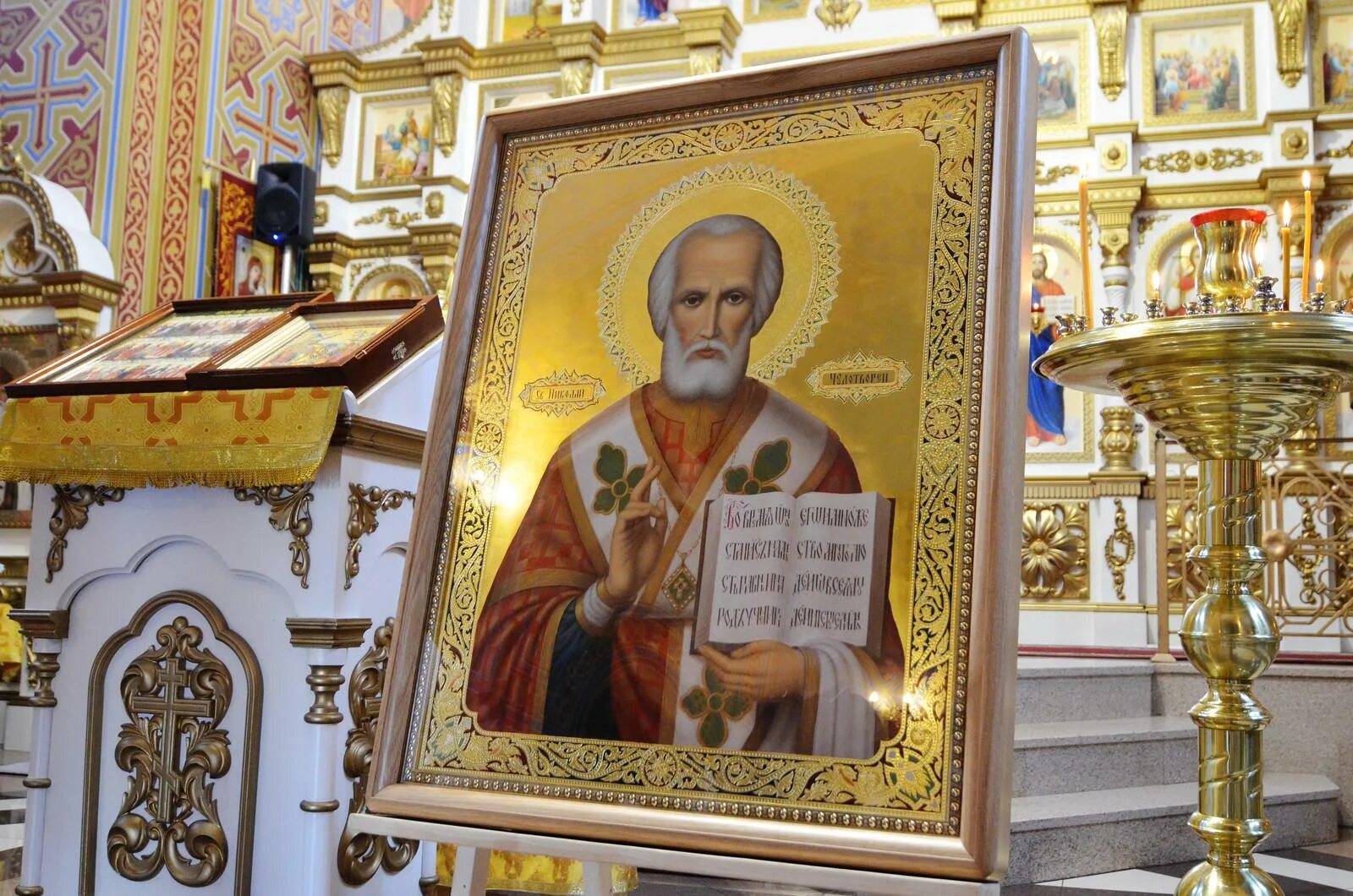 Икона господь иисус христос небесное царство. Православный храм иконостас нижний ряд. Алтарные врата православного храма. Иконы на иконостасе в православном храме. Троицкий храм божией матери в санкт петербурге.