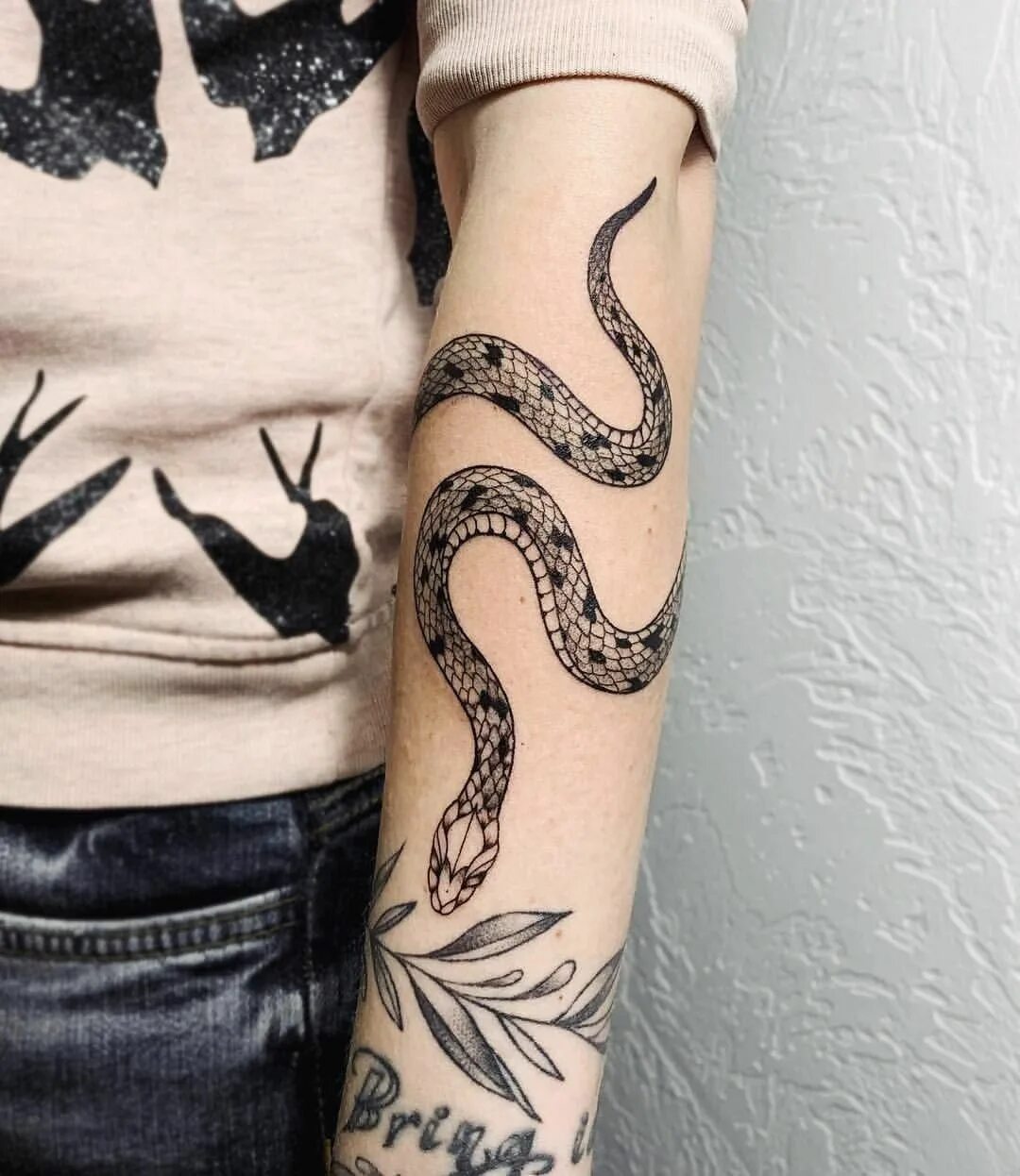Тату змея обвивающая. Тату на руке женские змея обвивающая руку. Змея обвивает руку тату. Тату змея вокруг руки. Тату змея обвиваюшию руку.