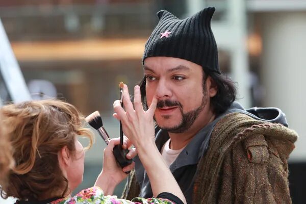 филипп киркоров. филипп киркоров в шапке. киркоров и зеленский в фильме. любовь в большом городе киркоров. любовь в большом городе киркоров кадры.