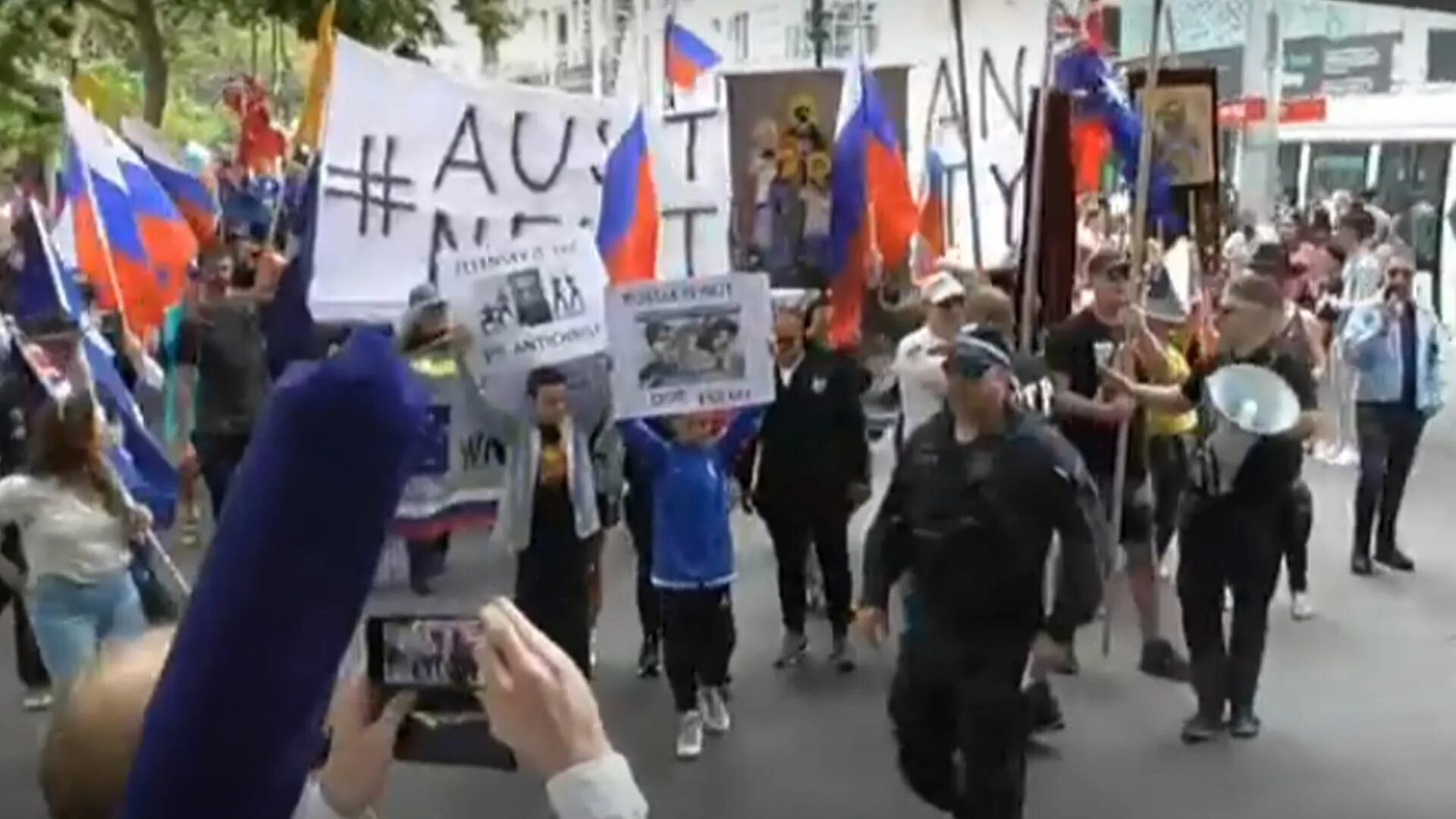 В Австралии прошёл митинг в поддержку России. Митинг в Австралии. Демонстрации в Австралии. Митинг в Австралии в поддержку России. Митинг в поддержку прошел