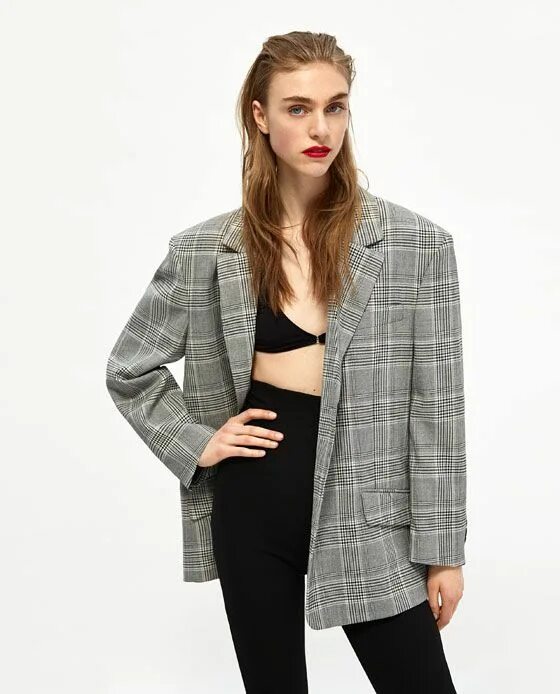 Короткий пиджак оверсайз. Жакет удлинённый zola. Двубортный блейзер zara. Пиджак zara оверсайз черный. Пиджак оверсайз черный balenciaga.
