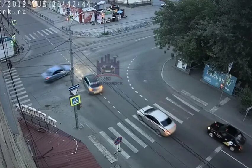 Столкновение на перекрестках. Угловое столкновение транспортных средств. Аварии на перекрёстков в нижнем тагиле mazda cx-5. Фото аварий на перекрестке. Столкновение на перекрестках.