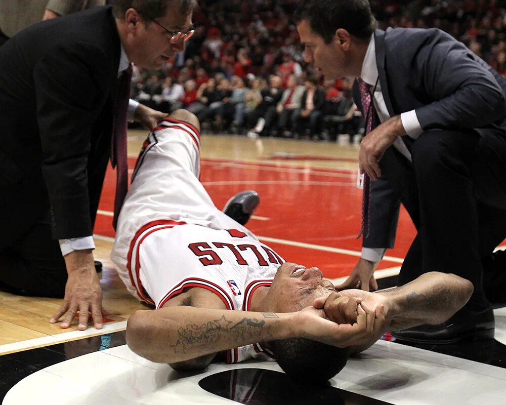 самые жесткие травмы в баскетболе. травма янис антетокунмпо. самые жесткие травмы в баскетболе. кевин уэйр перелом ноги. баскетбол нба травмы.