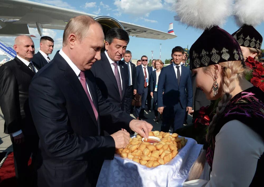 Президентская правда. Встреча президента в аэропорту. Встреча Путина хлебом солью.