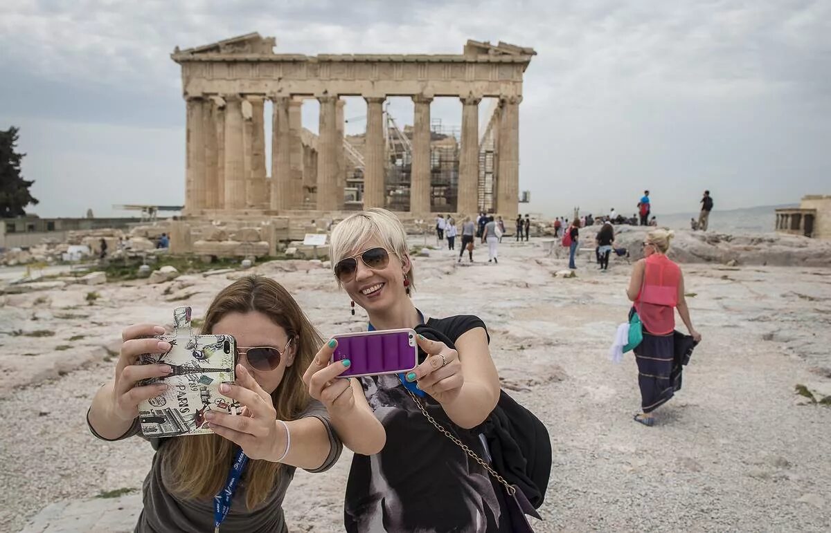Человек живущий в греции. Акрополь туристы. Туристы в Греции. Российские туристы в Греции. Греческий туризм.