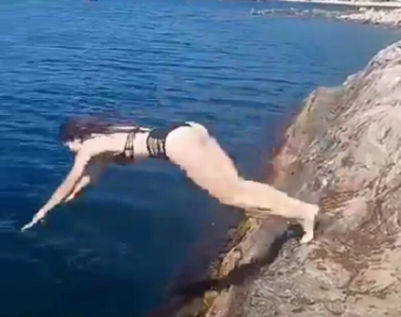 Акробатка Бетти Фокс. Девушка прыгнула в воду. Женщина прыгает в воду. Прыжок в море со скалы.