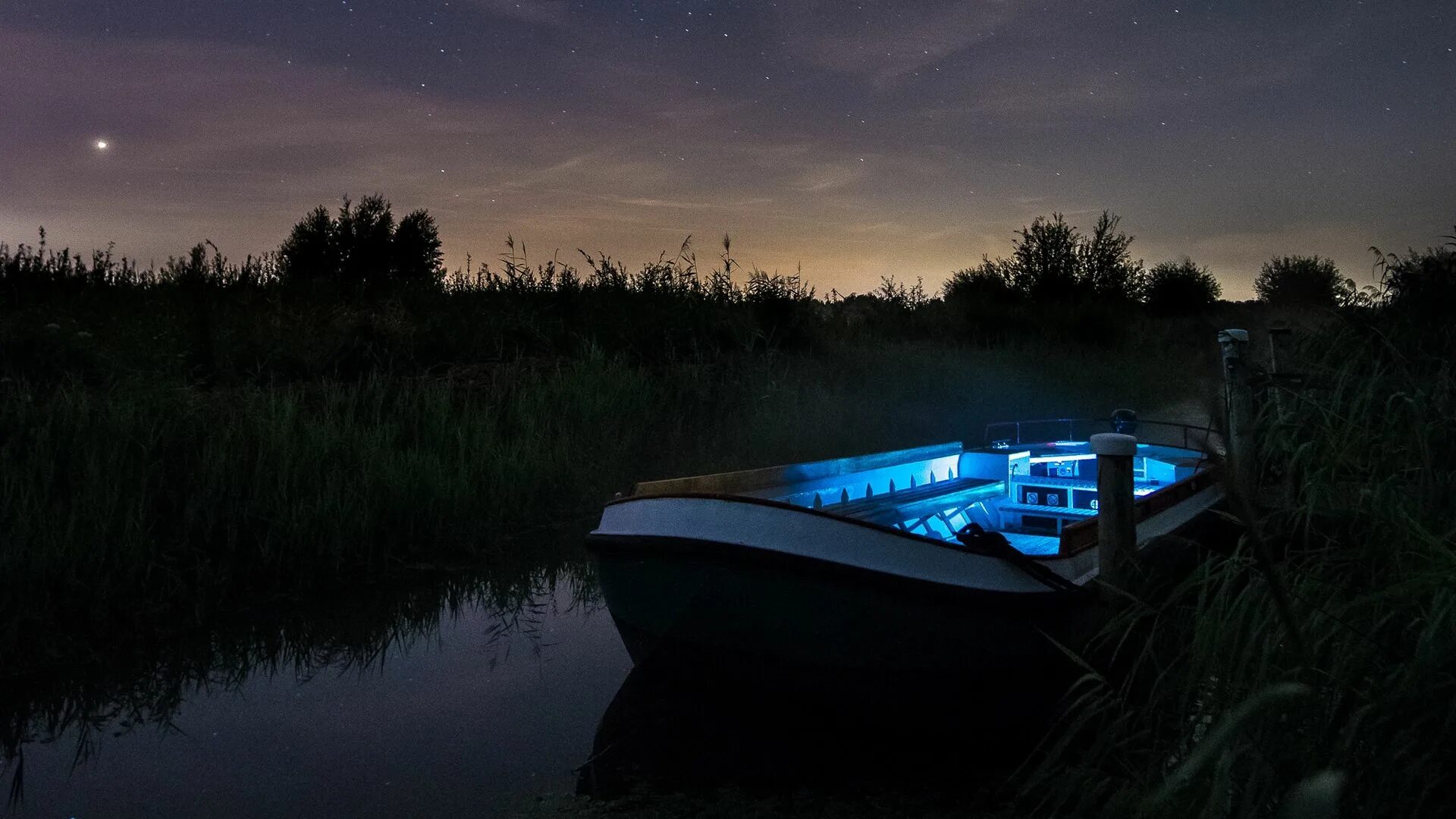 Лодка на берегу. Лодка ночь звезды. Лодка на озере ночью. Человек в лодке. Лодка ночное озеро.
