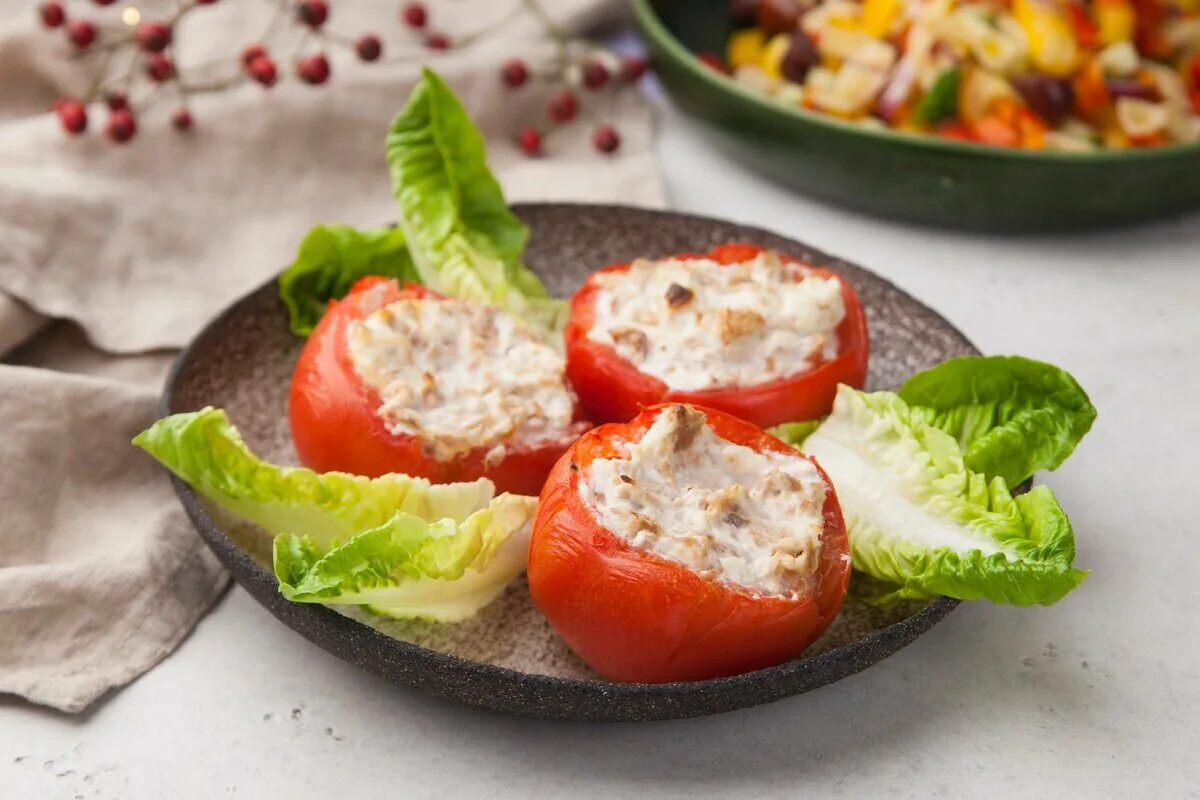 Тунец помидор сыр. Фаршированные помидоры черри с тунцом. запеченные помидоры с тунцом и сыром. помидоры запеченные с сыром. запеченные помидоры с сыром и чесноком.