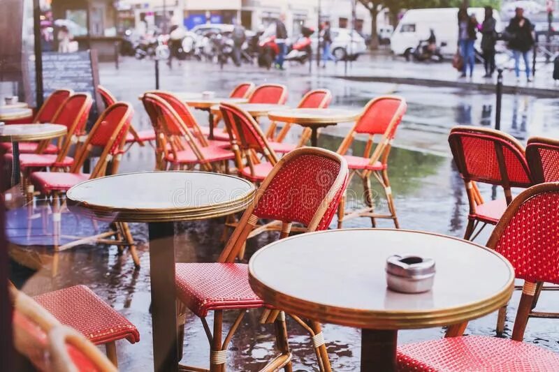 Прочитайте текст столики в кафе. Столики в летнем кафе Париж ресторан. Красные стулья в парижском кафе. Уличное кафе с красными стульями. Высокий столик в кафе на улице во Франции.