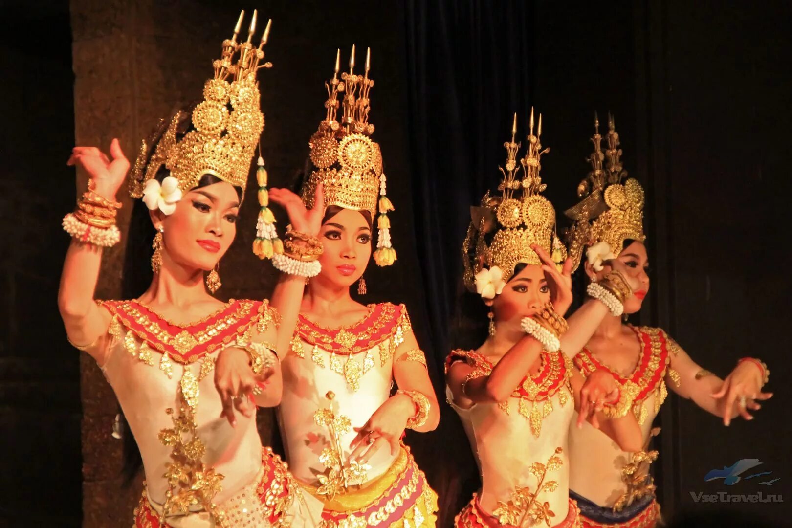 Сине сием казахская слушать. Камбоджа шоу Апсара. Кхмеры. Камбоджи национальные танцы. Национальная одежда Камбоджи.