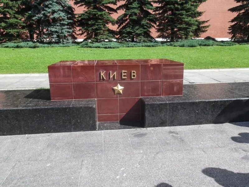 Аллея городов в москве. Александровский сад москва аллея городов героев. Александровский сад москва города воинской славы. Александровский сад москва аллея городов героев. Могила неизвестного солдата москва аллея городов- героев.