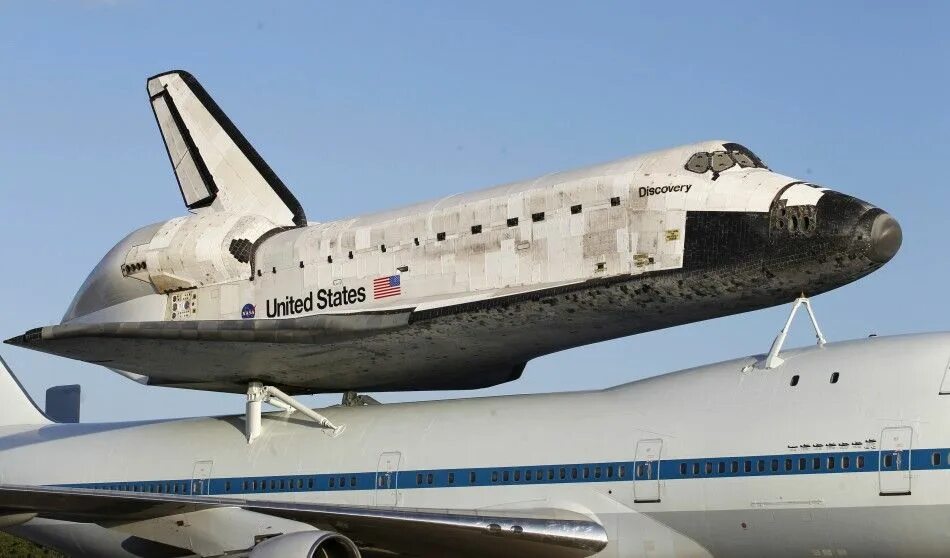 Челнок 5 букв. Спейс шаттл Дискавери. Космический шаттл Боинг 747. Space Shuttle Discovery. Спейс шаттл в музее.