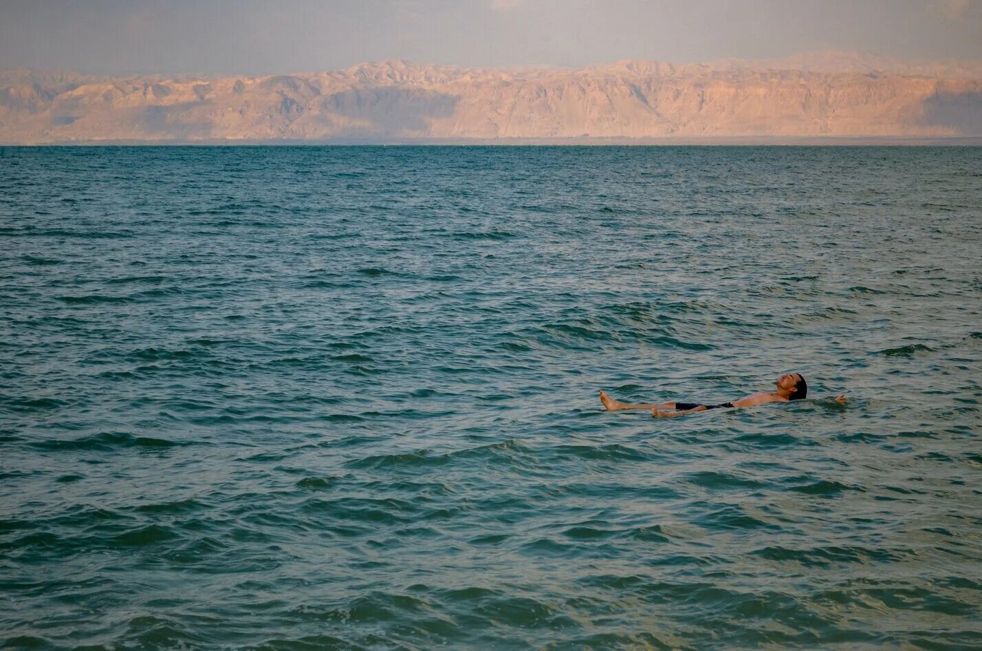 Мертвое море человек на воде. Иордания Мертвое море. Мертвое море Dead Sea-Beach. Мертвое море Акаба. Мёртвое море Иордания экскурсии.