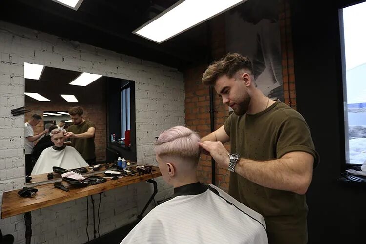 парикмахерские услуги для мужчин. мастер мужских стрижек. алишер халилов барбер. барбер обучение. школа барберов ереван.