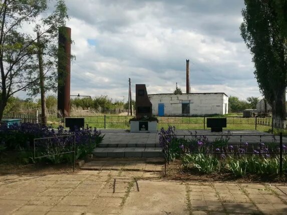 Поселок Великий октябрь Среднеахтубинский район. Среднеахтубинский район поселок красный октябрь. Братские могилы Среднеахтубинского района Волгоградской области. Великий октябрь Волгоградская область. Среднеахтубинский район волгоградской области поселок красный