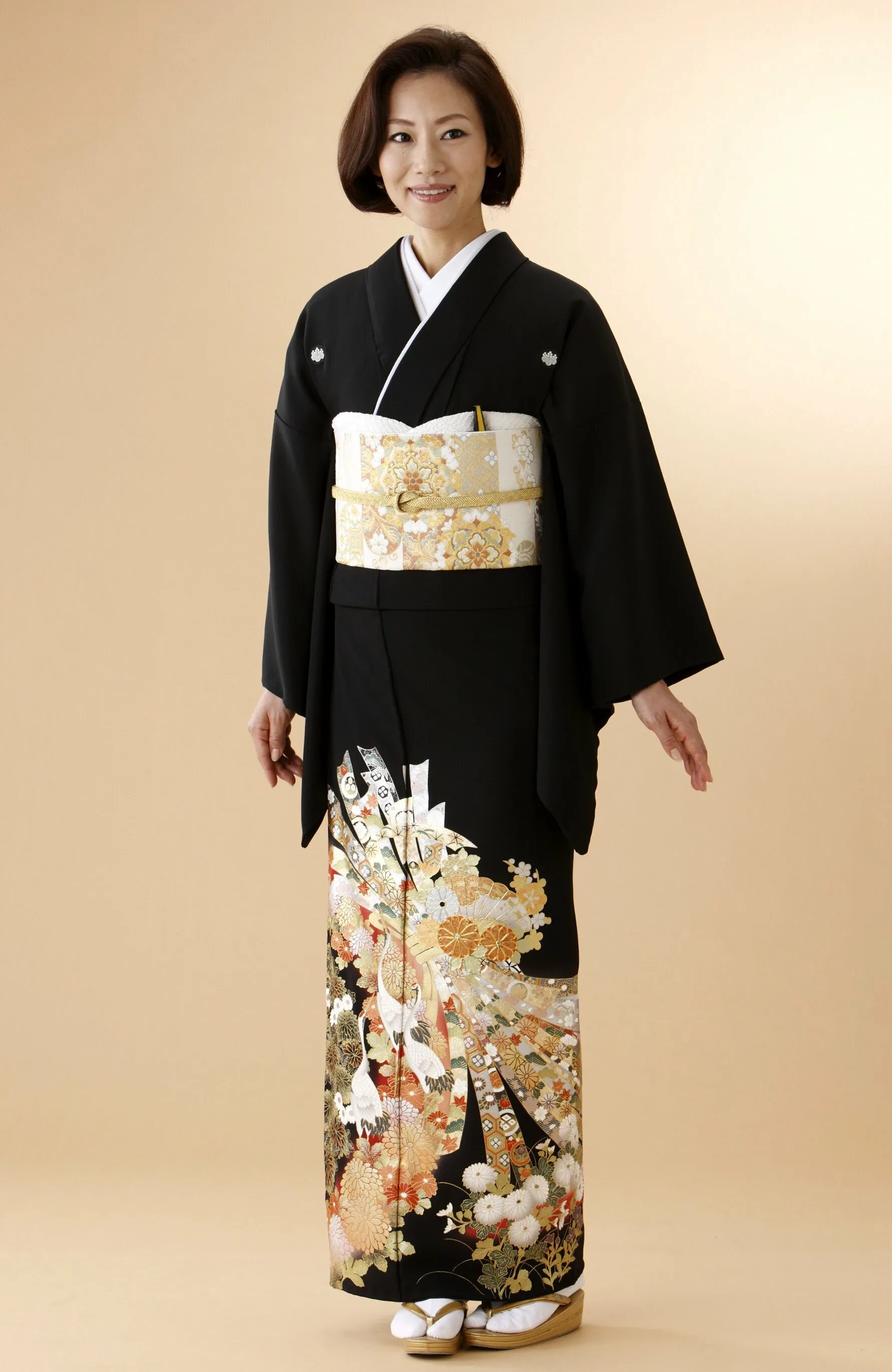 Куротомэсодэ кимоно. Кимоно иротомэсодэ. Фурисодэ кимоно. Томэсодэ куротомэсодэ. Томесоде кимоно.