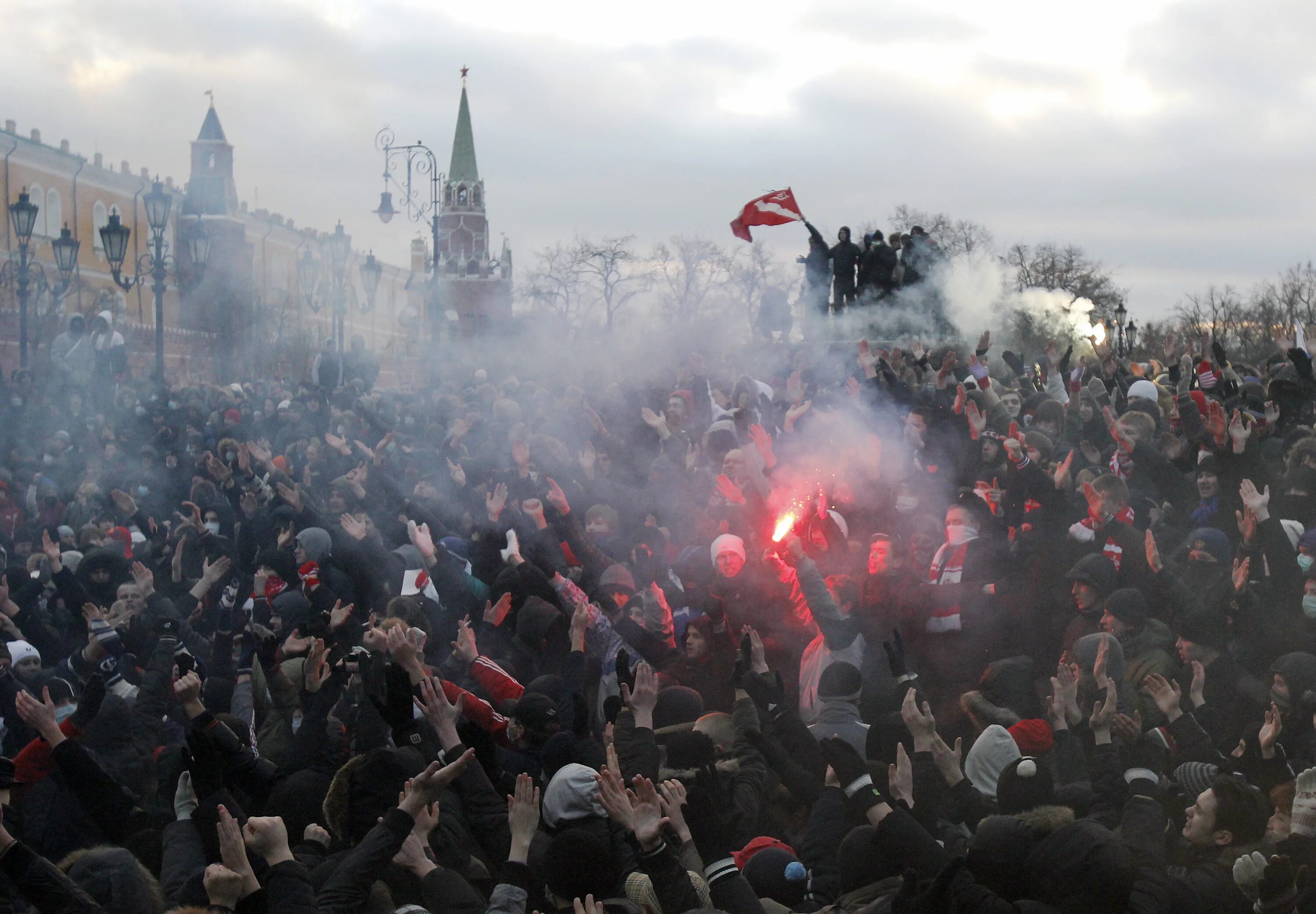 Национальные конфликты в россии. Митинг на Манежной площади 2010. Манежная площадь 2010 революция. Беспорядки на Манежной площади 2010.