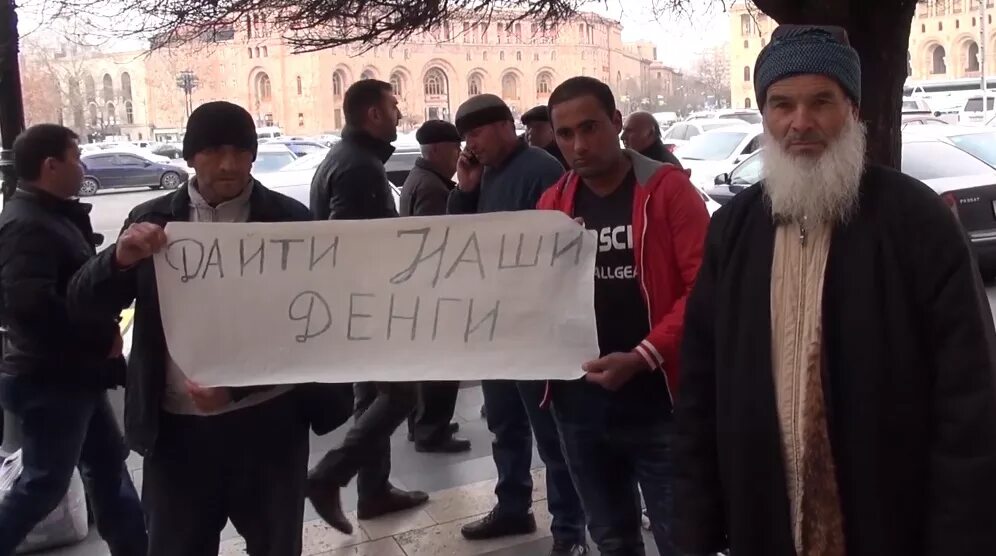 Что ждет таджиков в россии. Митинг таджиков. Армяне в Таджикистане. Жду таджика.