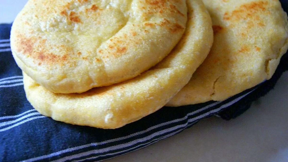 Картофельная лепешка на дрожжах. Дрожжевые лепешки в духовке. Сырные лепёшки на кефире. Лепешки на дрожжах. Лепёшки с картошкой в духовке.