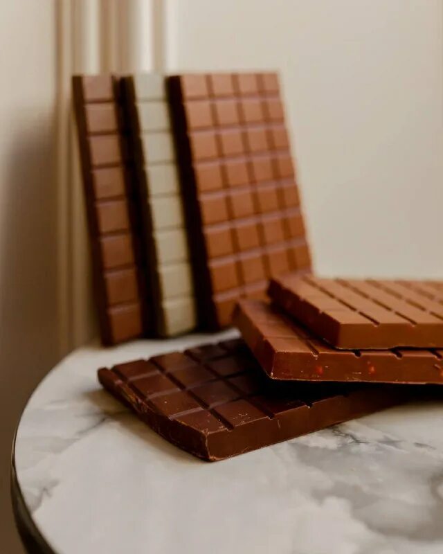 Темперирование шоколада. Шоколад темперированный плитки. Темперировать шоколад. Украшения из шоколадной глазури. Растопить шоколад на водяной бане.