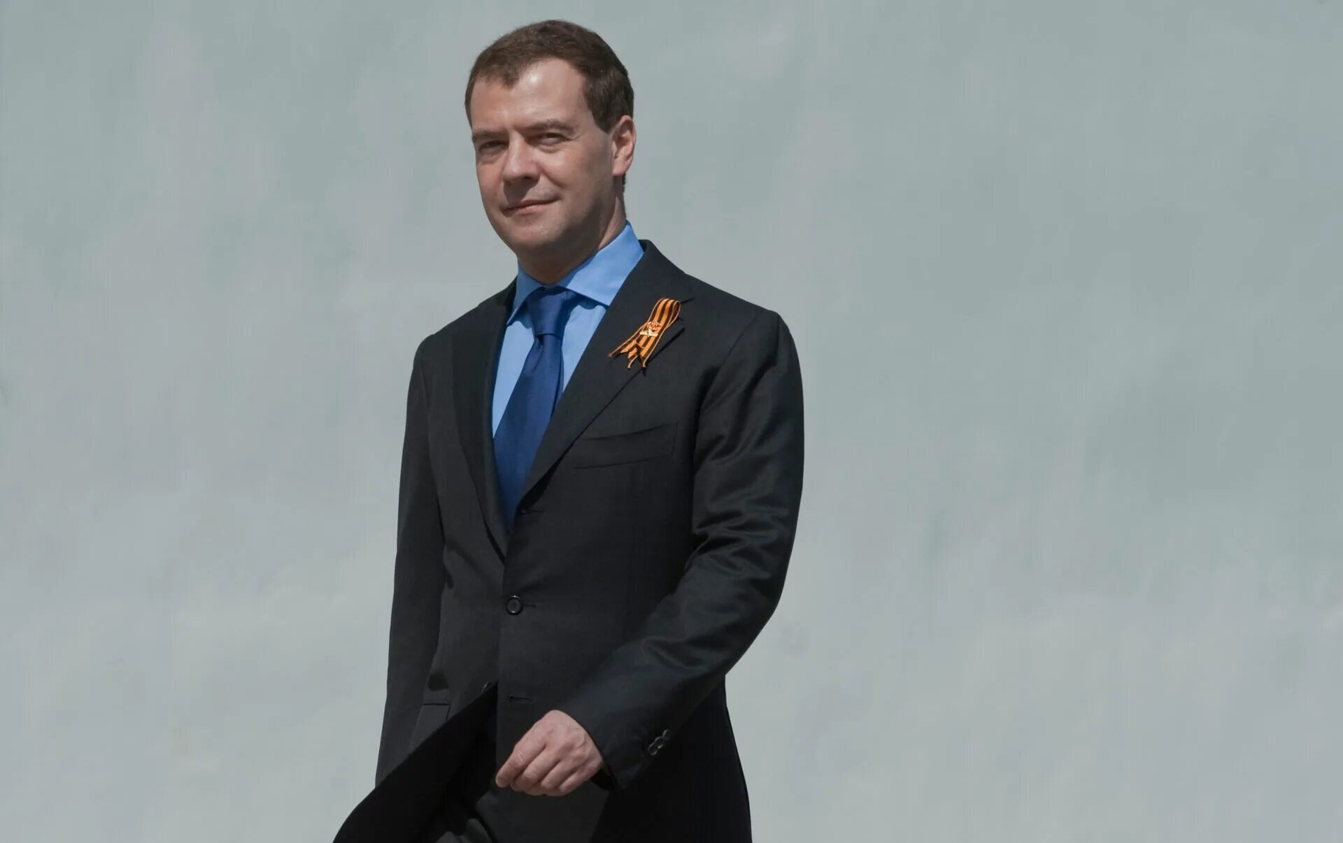 Медведев во френче. Медведев в полный рост. Медведев 2023.
