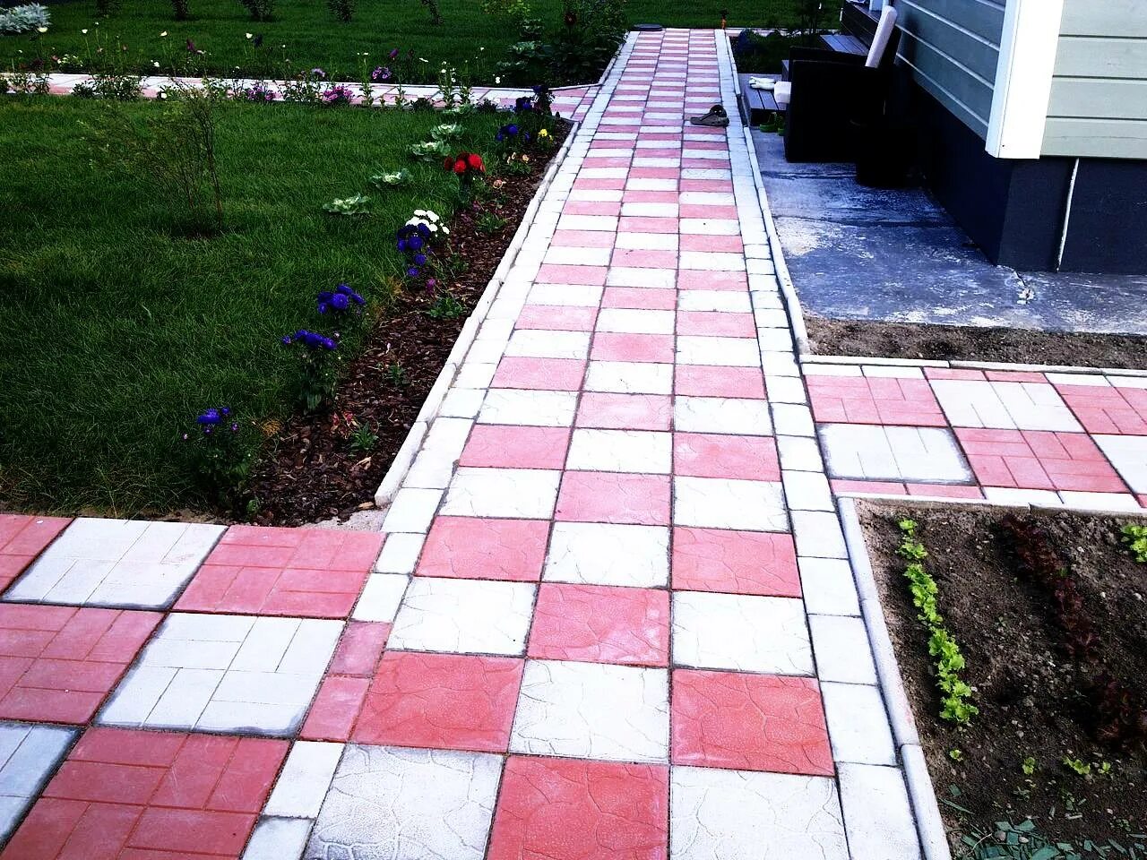 Дачные дорожки из плитки. Садовые дорожки. Дорожка в саду из плитки. Дорожки из брусчатки. Дорожка в сад.