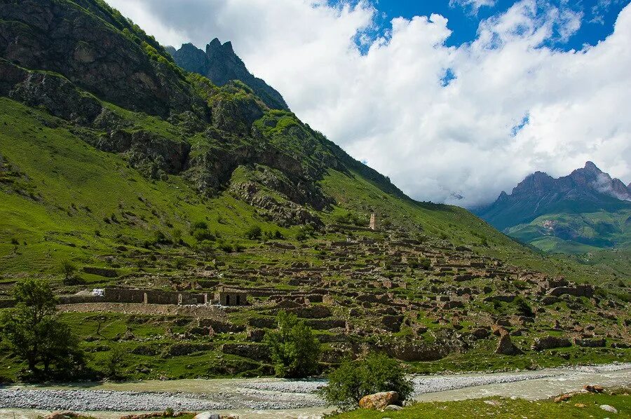 В горном селении. Высокогорныйе села дагестан. Горное село гуниб в дагестане. Высокогорные села дагестана. Орлиное гнездо дагестан гуниб.