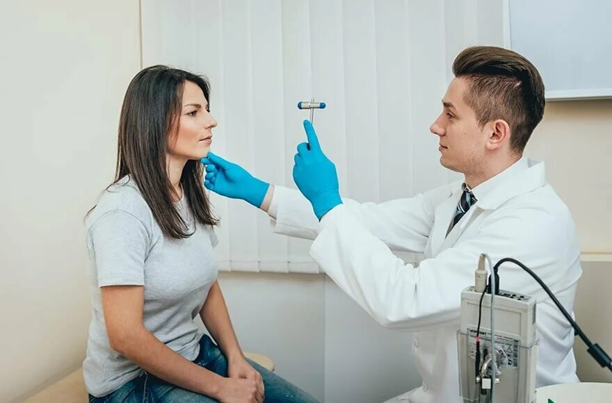 Обратиться к врачу. Мемы про гинеколога. Шутки про врачей. Нужно идти к врачу. Прием терапевта.