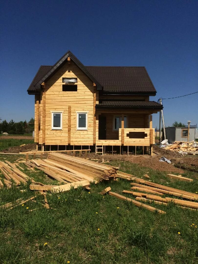 Дом ижс екатеринбург. Стройка домов. Строящийся деревянный дом. Деревянное домостроение. Стройка деревянного дома.