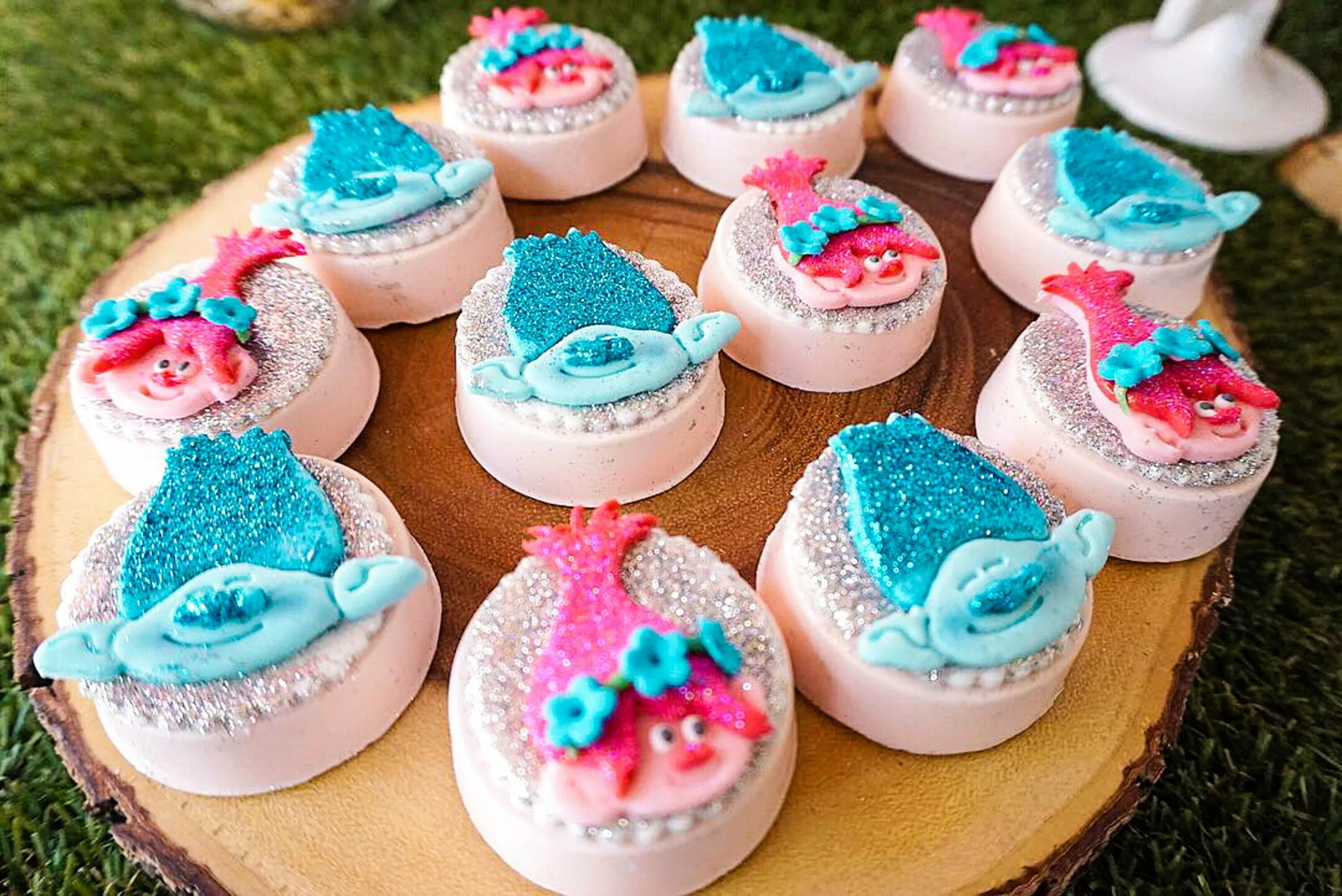 капкейки. торт с микки маусом с капкейками. капкейки на рождение ребенка. капкейки на год. кексы на годик мальчику.