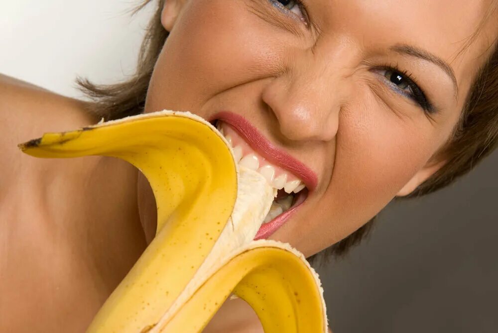 Девушка с бананом. Девушка ест банан. Фотосессия с бананом. Кусает банан.