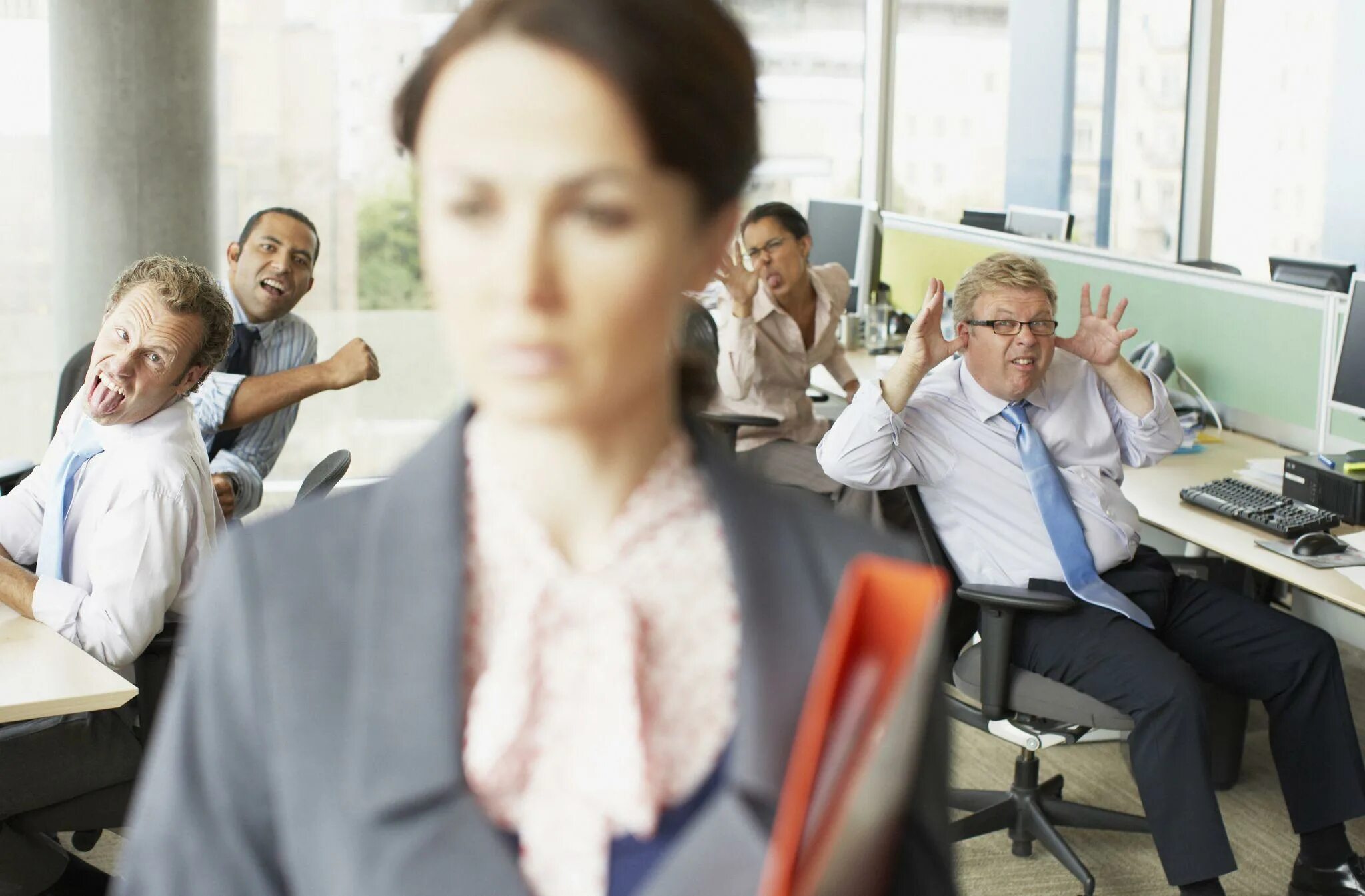 насмешки в офисе. комплексы человека. игнорирование общества. руководитель с подчиненными. невербальный этикет.