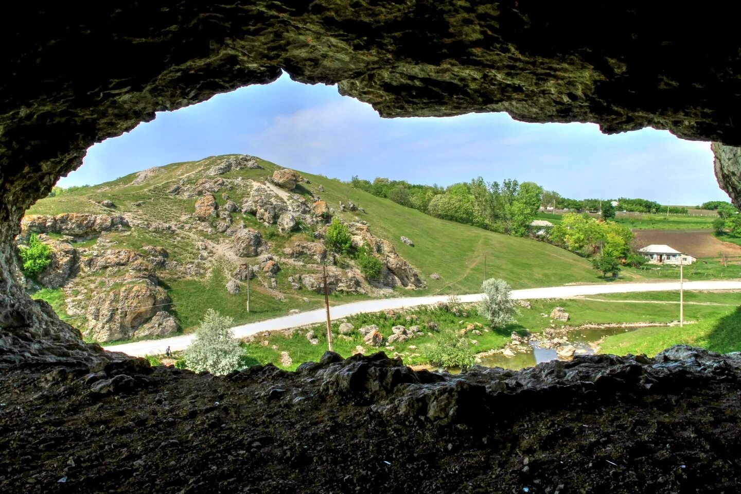 100 холмов. Пещера Сюрпризная Молдова. Бутешть Молдова. Пещера Крива в Молдавии. Пещеры в Кишиневе.