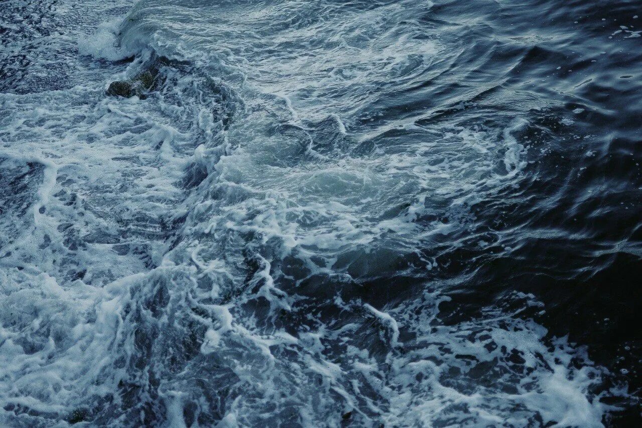 Черная вода далеко. Темное море. Море Эстетика. Темные воды. Волны Эстетика.
