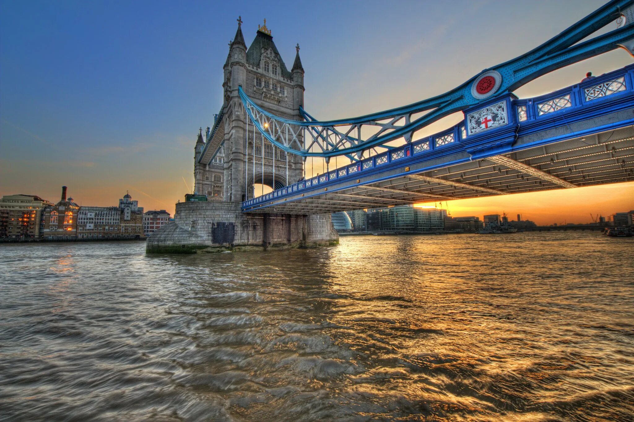 Темза в Лондоне. Река Темза и Тауэрский мост. Река Темза в Англии. Темза Лондон река Великобритания город.