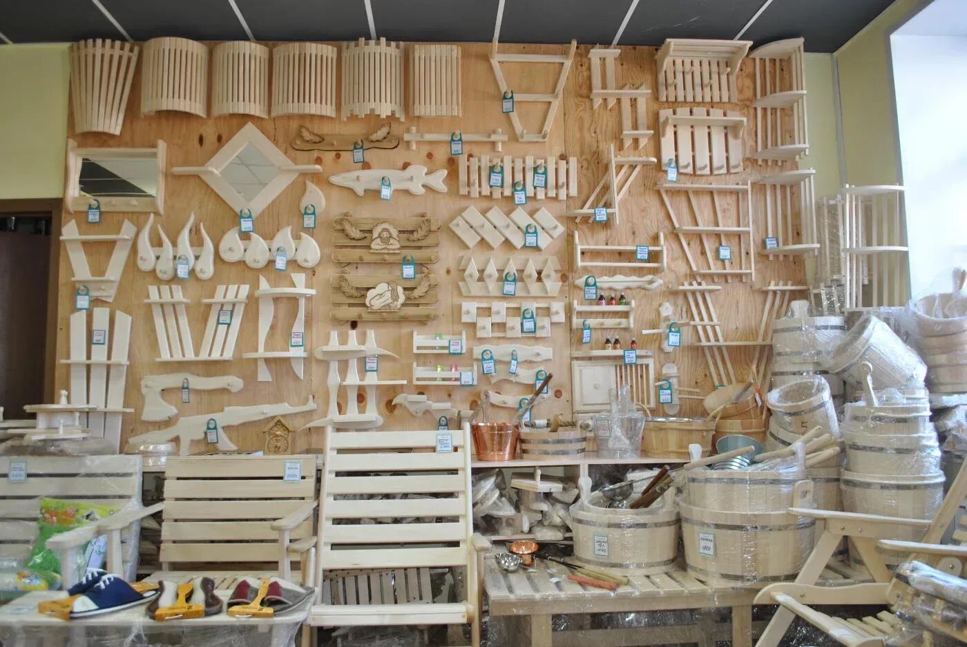 Магазин деревянных изделий. Изделия из дерева сувениры. Изделия столярной мастерской. Плотницкие изделия из дерева. Магазин ручных изделий