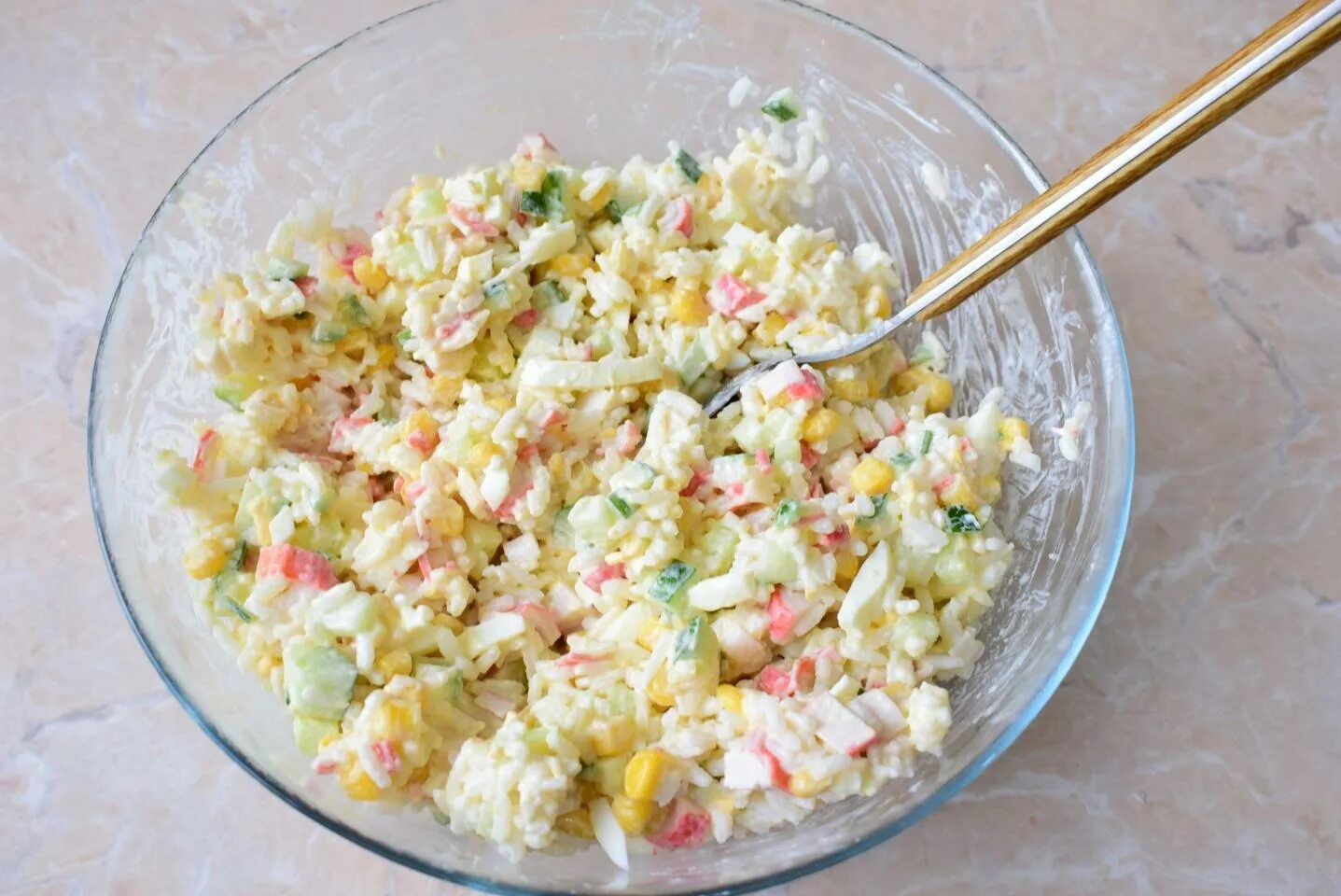 Салат с крабовыми палочками и рисом. Салат с крабовыми палочками и кукурузой и рисом. Простой салат с крабовыми палочками без кукурузы. Салатскрабовыи палочками. Крабовый салаттрецепт.
