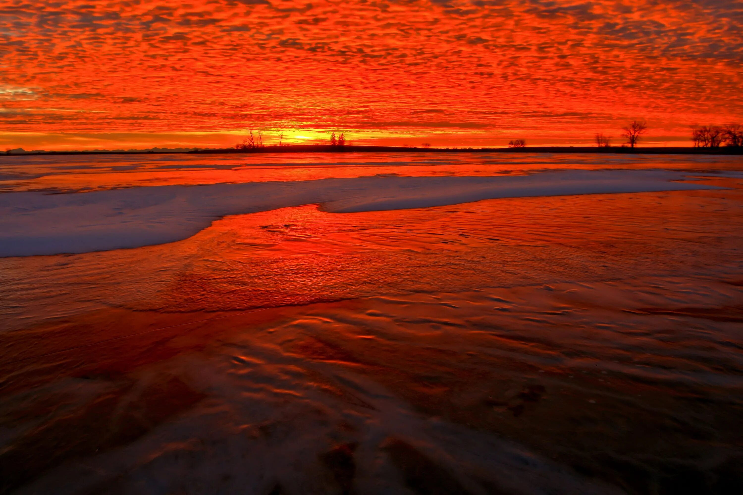 Озеро красное Чукотка. Красный закат. Огненный закат. Кровавый закат.