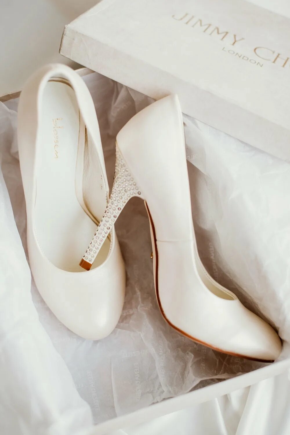 Салон свадебной обуви. Molly wings туфли свадебные. Шикарные туфли на свадьбу. Beryozka туфли свадебные. Свадебные туфли для невесты.