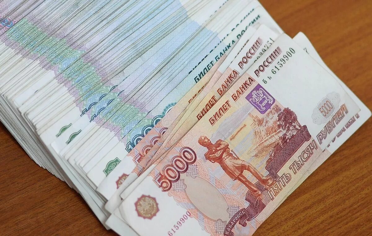 Сто тысяч рублей банкнота. Деньги на столе. Купюра 100000 рублей. 100000 тысяч рублей купюра. Купюра 100 тысяч рублей 1995.