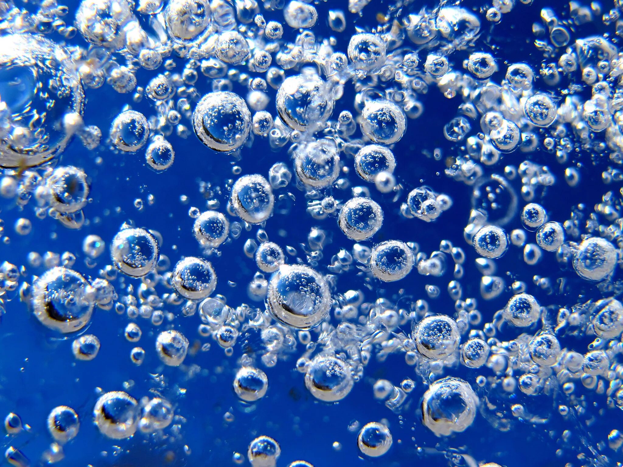 Пузырьки в воде. Пузырьки кислорода. Фон пузыри. Водяной пузырь. Кислород воздуха растворяется