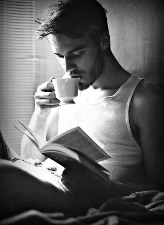 Почему парней утром стоит. Парень с книгой. парень с кофе. мужчина утром. парень читает.