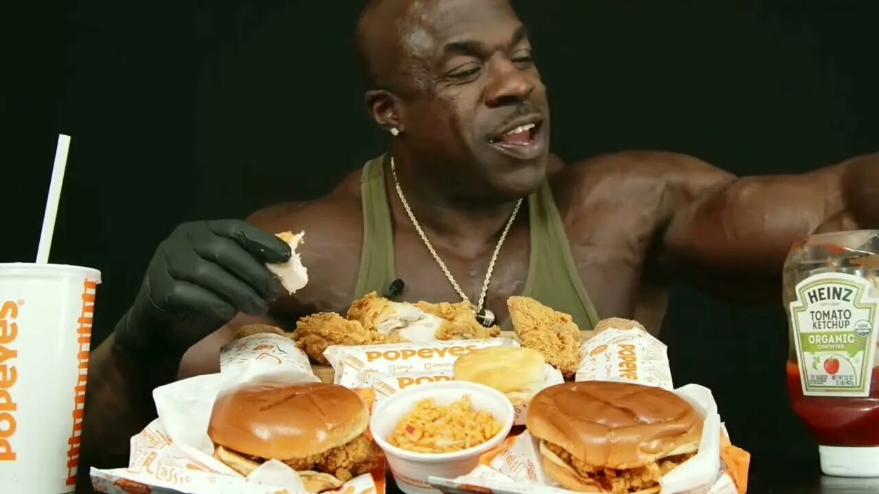 Ешь кайфуй. Kali muscle ест бургеры. Кали масл с бургером. Негр качок Кали маскл. Негр ест фаст фуд.