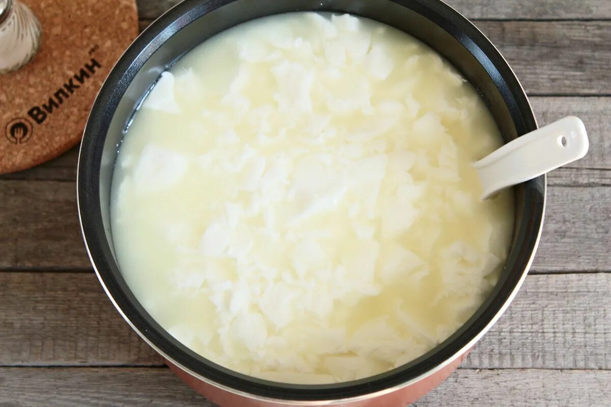Рецепт сыра с сычужным ферментом. Вымешивание сырного зерна. Кальята сырное зерно. Сырное зерно фото. Имеретинский сыр рецепт.