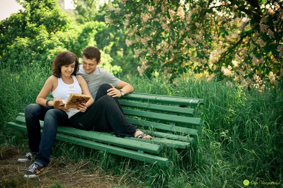 Друзья студенты. Парень с книгой. Чтение для детей. Чтение книг. Куча книг.