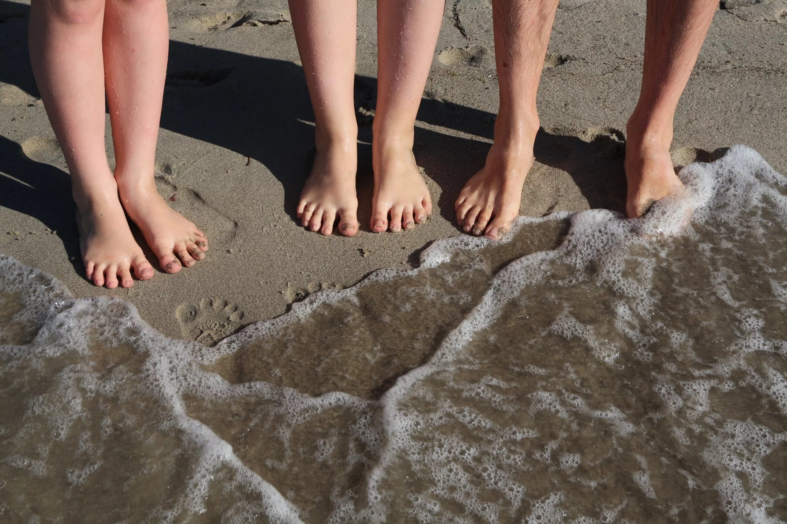 Где живут ноги. Детские ноги на песке. Детские ноги море. Босые ноги. Ноги в песке.