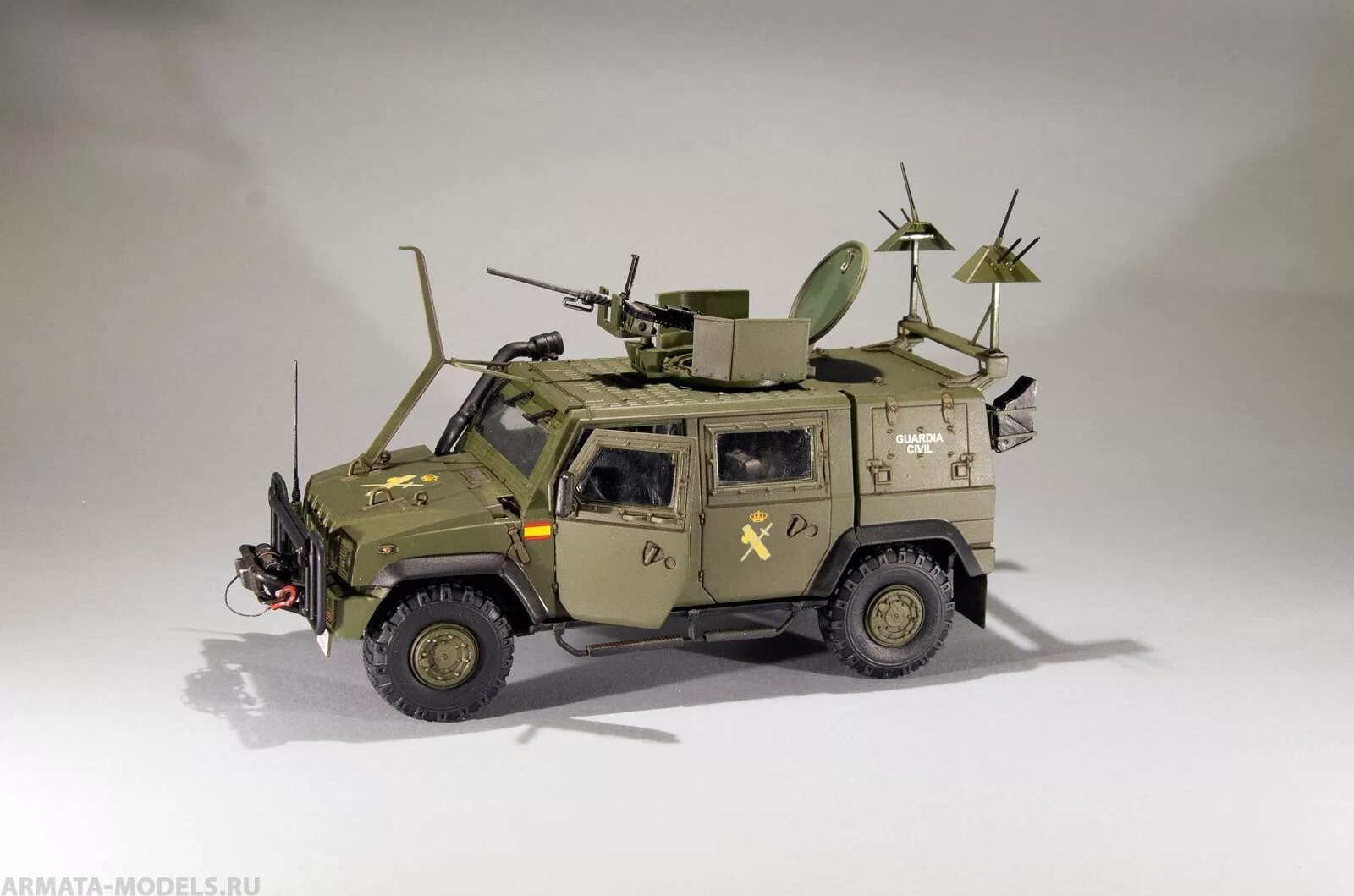 Iveco LMV Рысь 1/35. Бронеавтомобиль Iveco LMV. Iveco бронеавтомобиль модель 1/35. Iveco LMV Italeri Рысь.